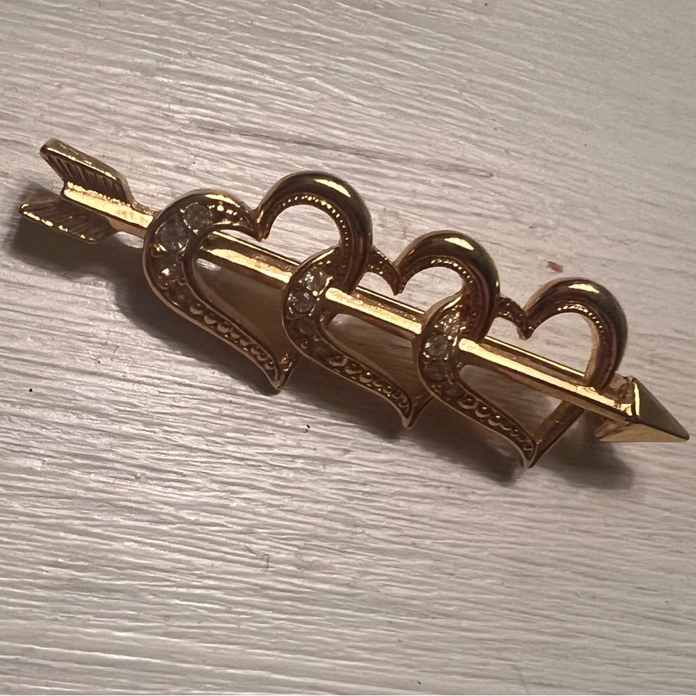 Triple heart and arrow gold brooch